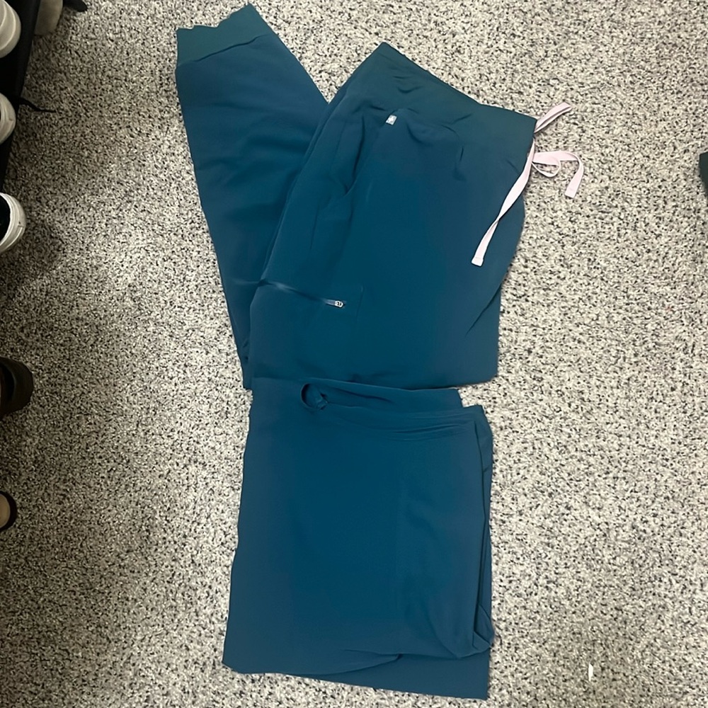 Figs Scrubs. High waisted jogger bottom, Rafaela top